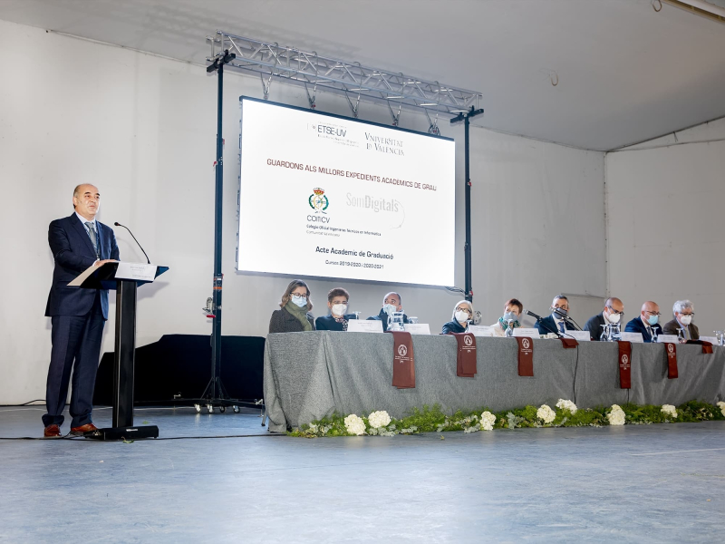 Los alumnos con mejores expedientes de la ETSE-UV y la ETSINF-UPV reciben un reconocimiento por parte de de los Colegios y de Som Digitals 